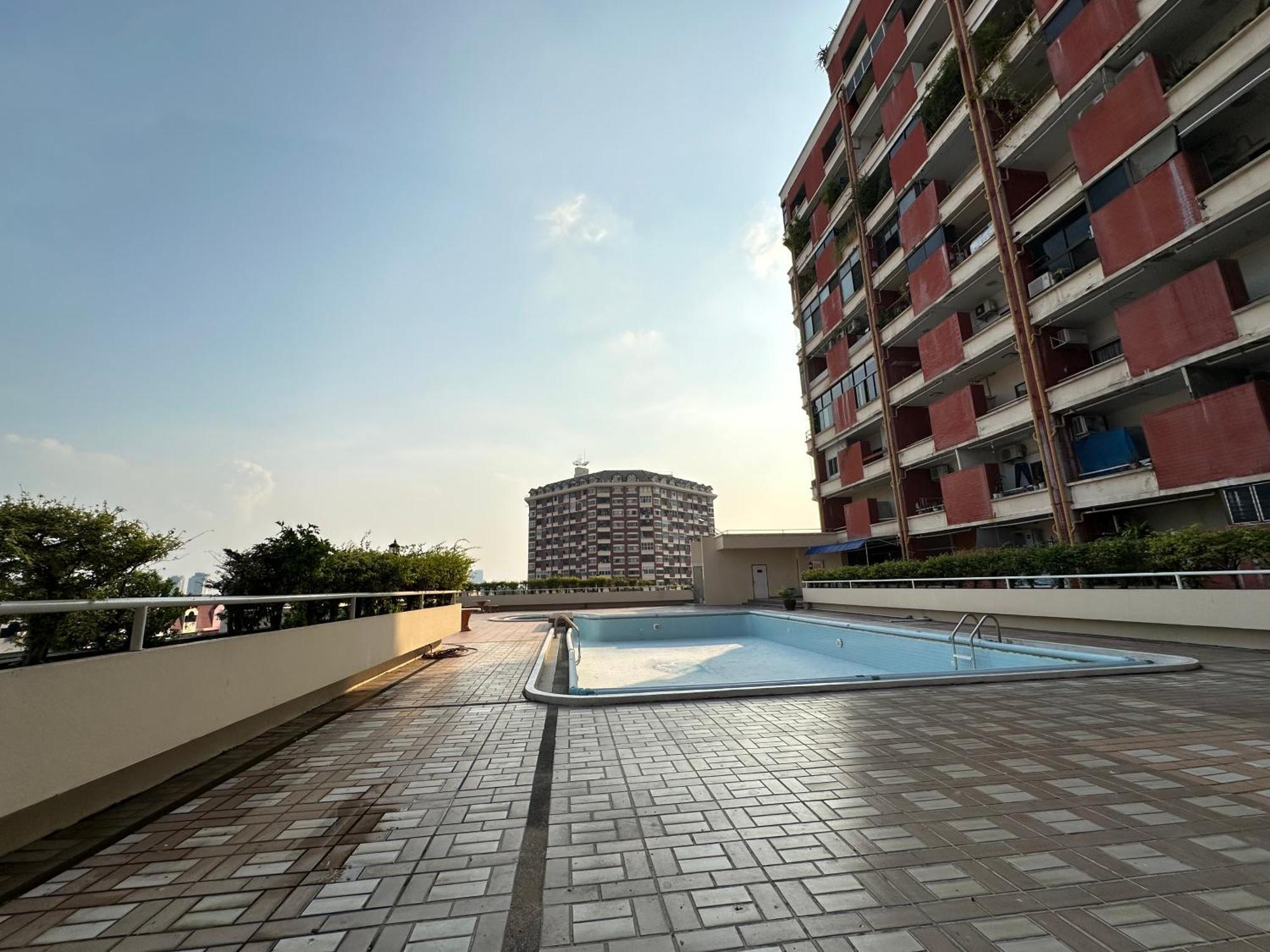 Country Complex Bangna Aparthotel Bangkok Exterior photo