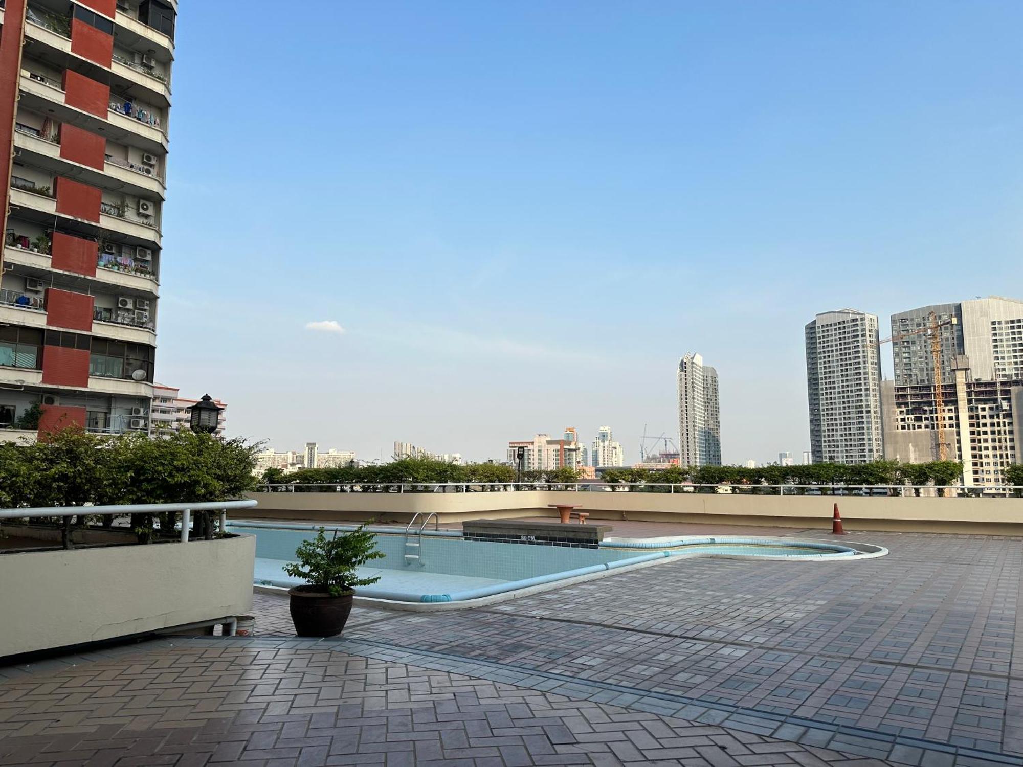 Country Complex Bangna Aparthotel Bangkok Exterior photo