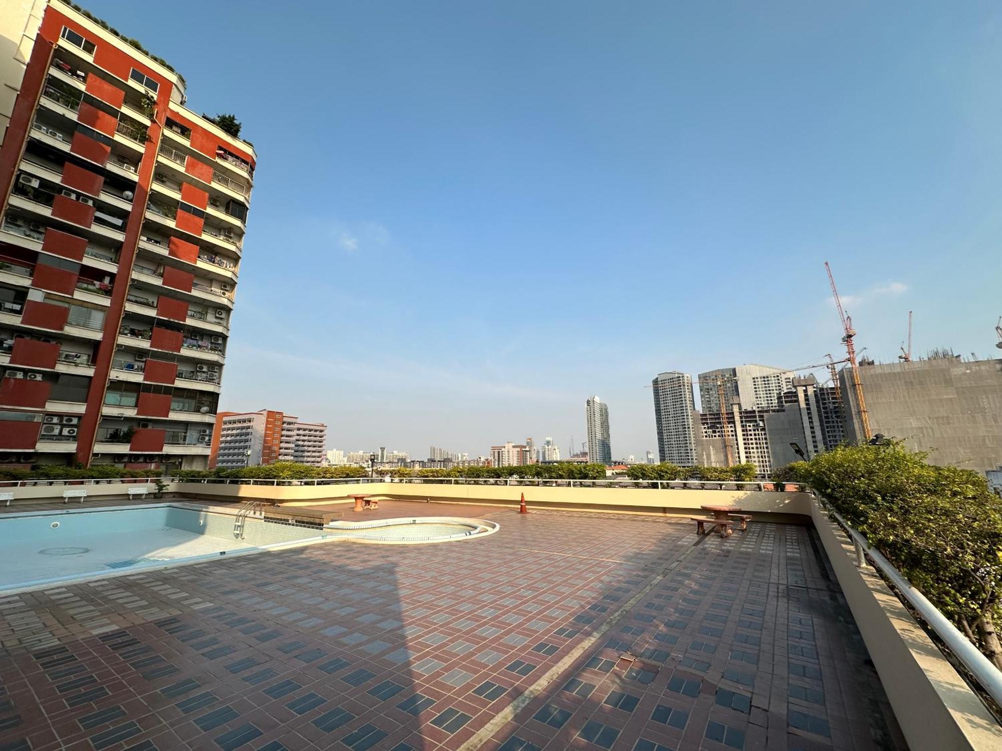 Country Complex Bangna Aparthotel Bangkok Exterior photo