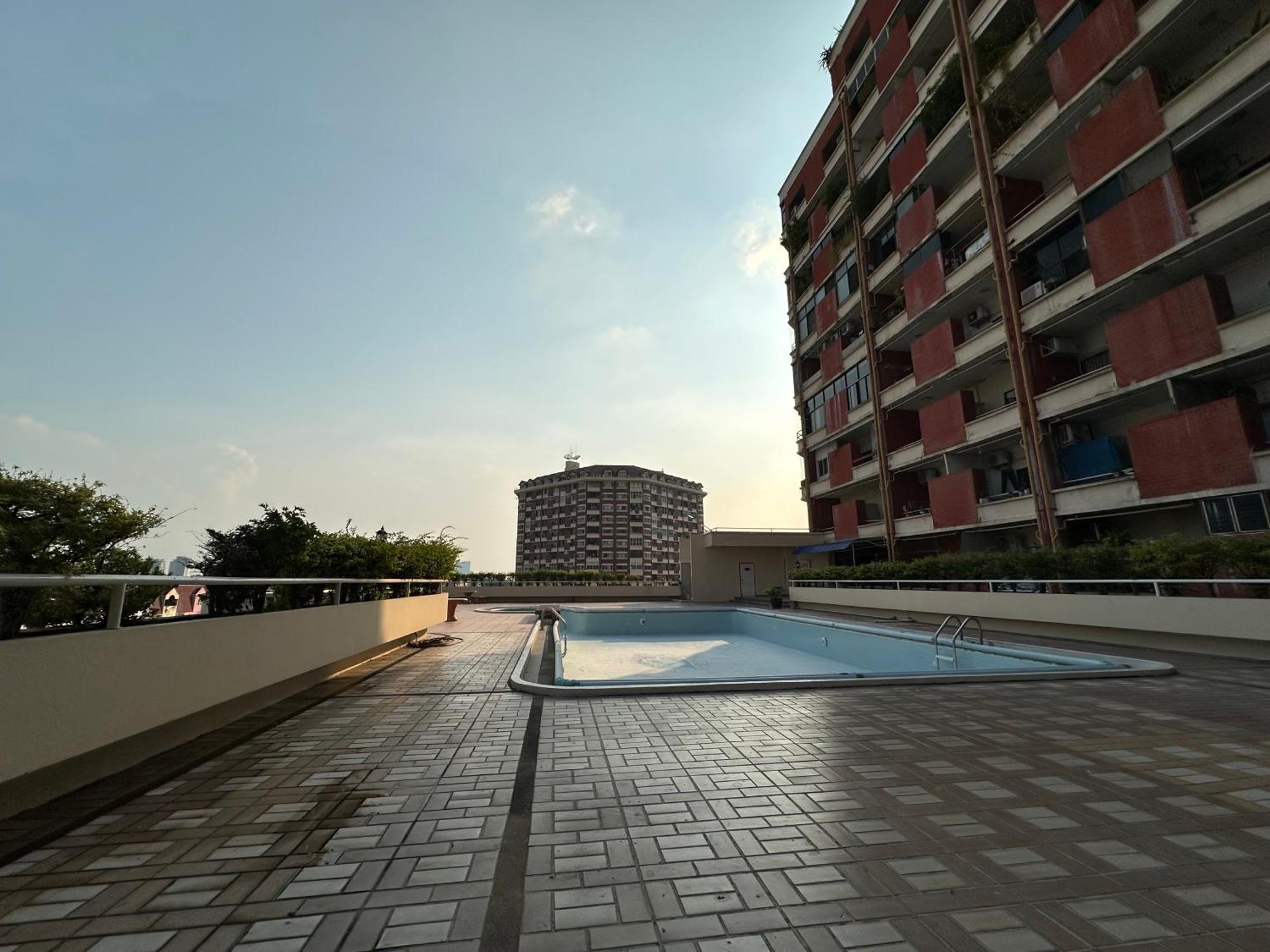 Country Complex Bangna Aparthotel Bangkok Exterior photo